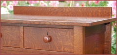 Detail of the authentic turned wooden handle and the excellent hand-selected quarter-sawn oak grain. 